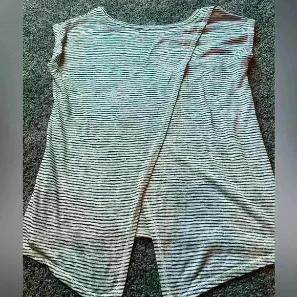Athleta Breezy Black and White Stripe Split Back Tee size small athletic - Picture 4 of 5